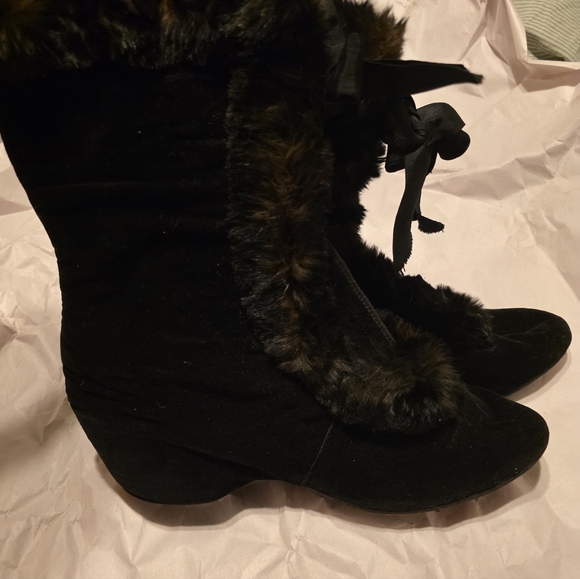 Elegant Black Fur-Trimmed Women's Boots (Probably Haunted) - Picture 10 of 15
